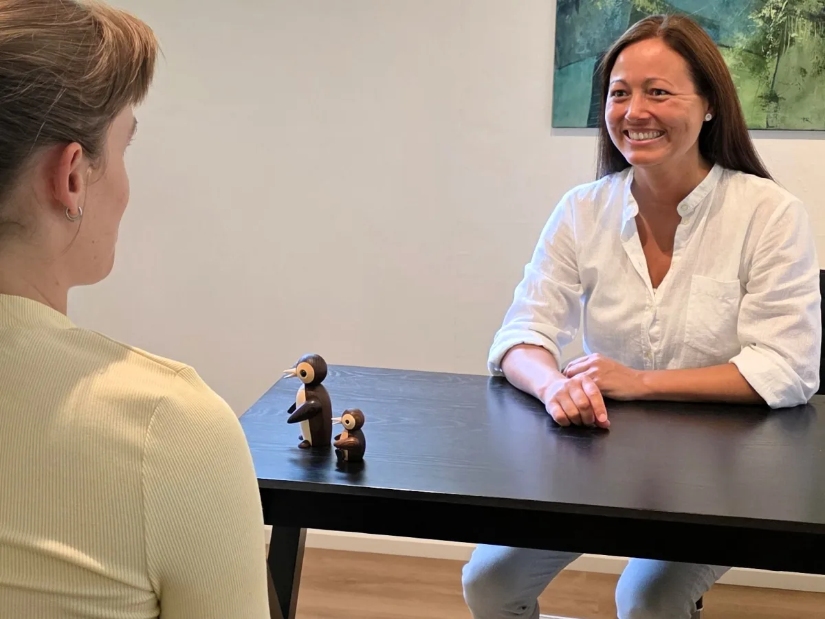 Lisbeth Kilime, autoriseret osteopat, i samtale med en klient i klinikken